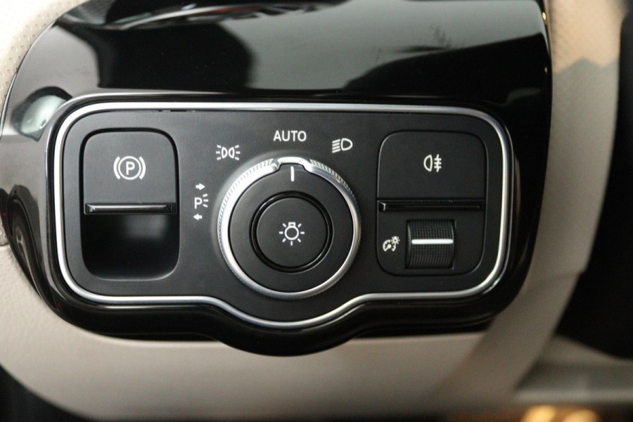 Mercedes-Benz A-Klasse 180 Business Solution Luxury (PANORAMADAK, SFEERVERLICHTING, CAMERA, LEDER, 1e EIGENAAR)