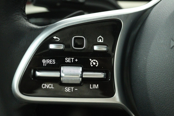 Mercedes-Benz A-Klasse 180 Business Solution Luxury (PANORAMADAK, SFEERVERLICHTING, CAMERA, LEDER, 1e EIGENAAR)