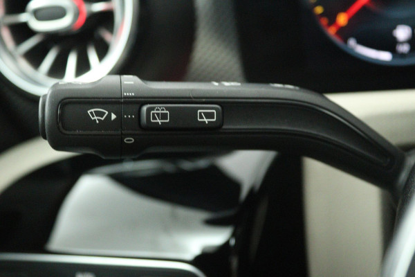 Mercedes-Benz A-Klasse 180 Business Solution Luxury (PANORAMADAK, SFEERVERLICHTING, CAMERA, LEDER, 1e EIGENAAR)