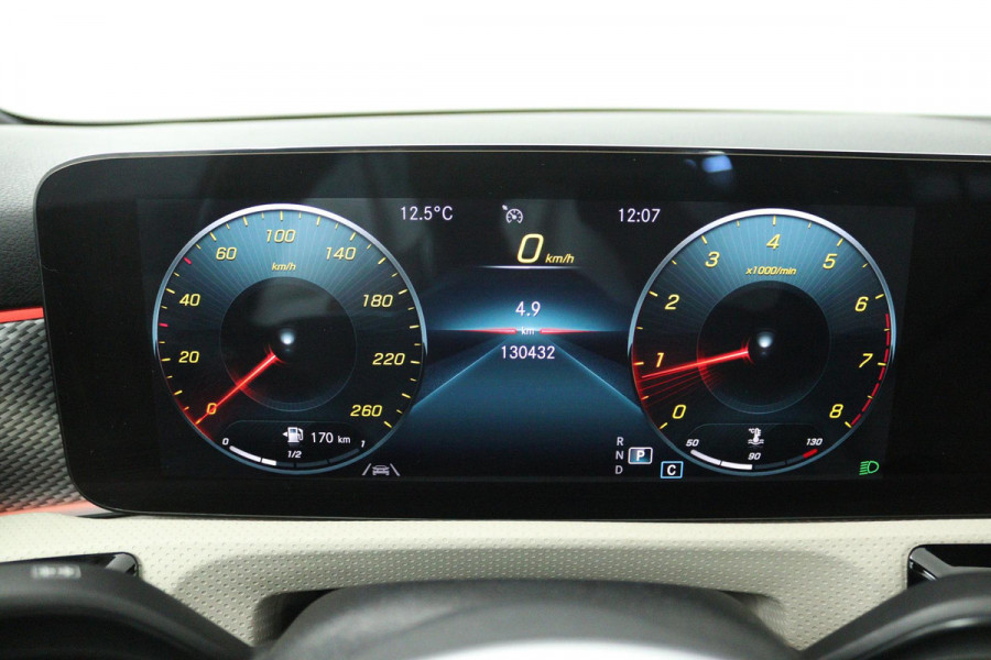 Mercedes-Benz A-Klasse 180 Business Solution Luxury (PANORAMADAK, SFEERVERLICHTING, CAMERA, LEDER, 1e EIGENAAR)