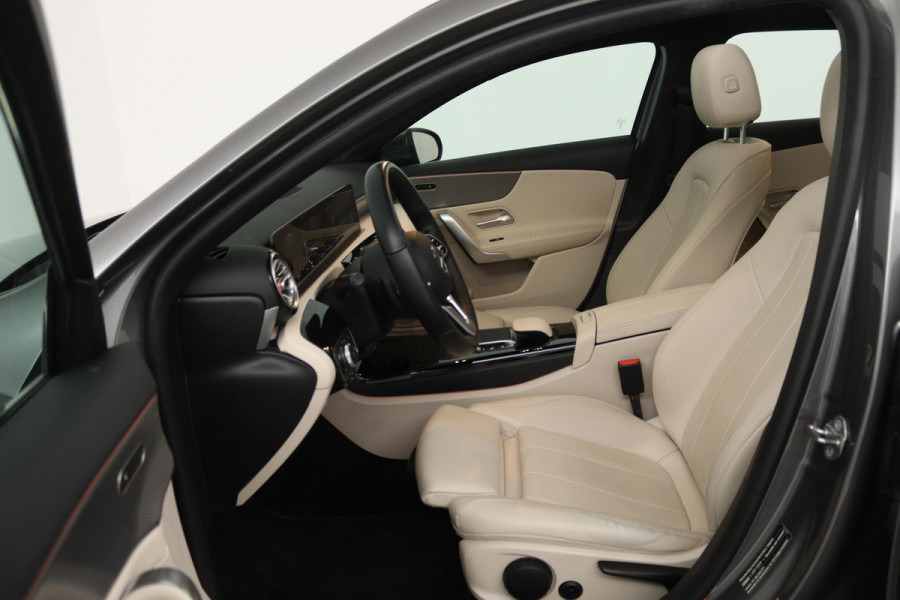Mercedes-Benz A-Klasse 180 Business Solution Luxury (PANORAMADAK, SFEERVERLICHTING, CAMERA, LEDER, 1e EIGENAAR)