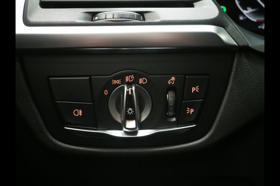 BMW X3 xDrive30e LCI 292PK | Leder | Sportstoelen | Zwarte Hemel | Camera | DAB | Carplay