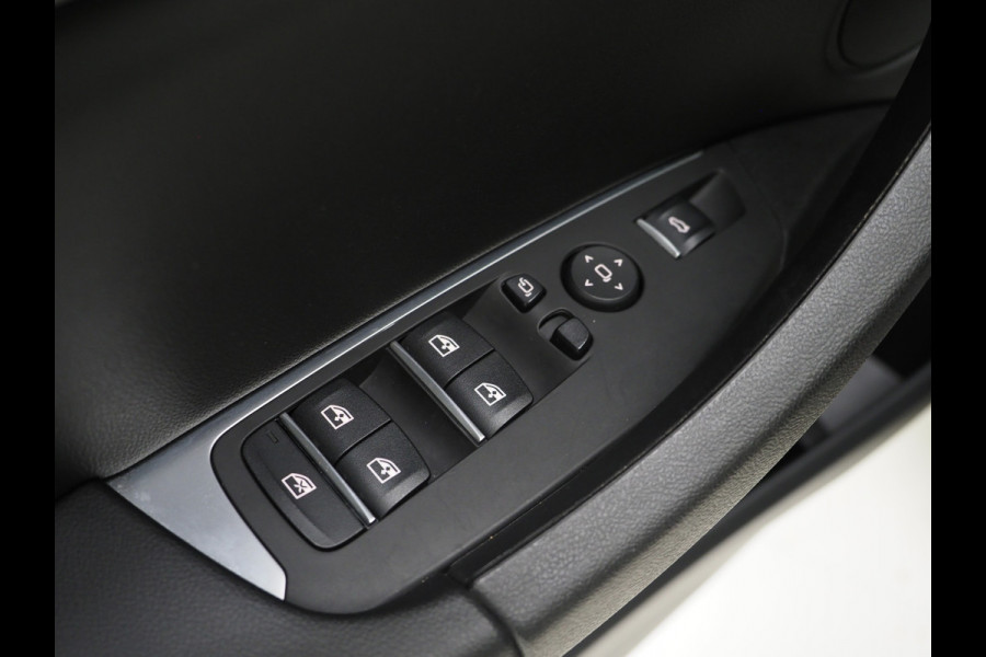 BMW X3 xDrive30e LCI 292PK | Leder | Sportstoelen | Zwarte Hemel | Camera | DAB | Carplay