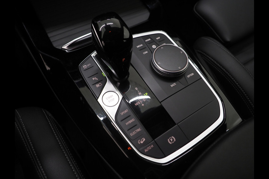 BMW X3 xDrive30e LCI 292PK | Leder | Sportstoelen | Zwarte Hemel | Camera | DAB | Carplay