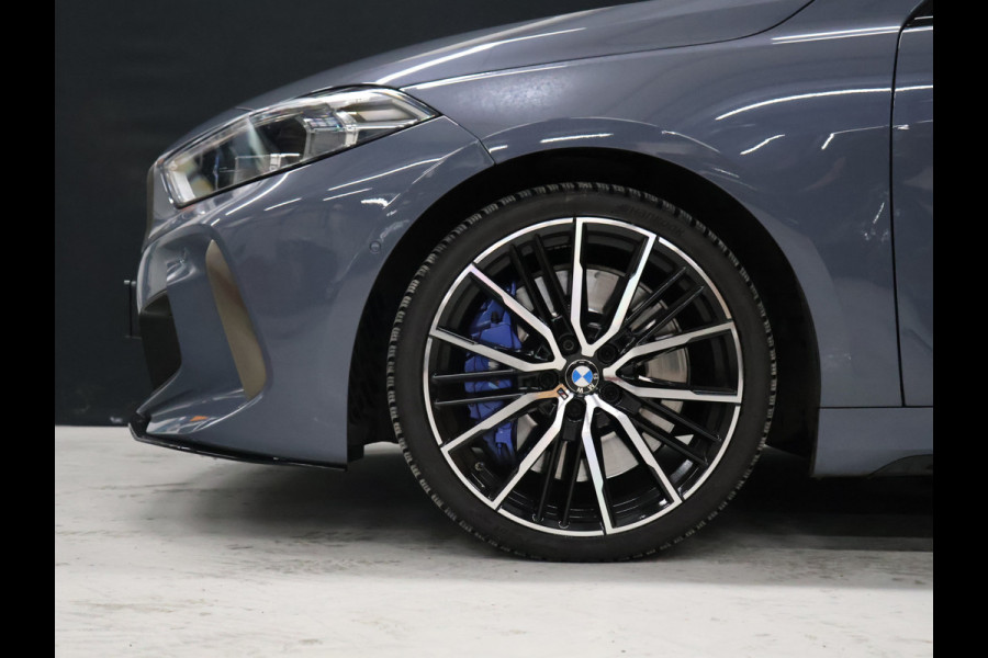 BMW 1-serie M135i xDrive M Sport [SCHUIFKANTELDAK, ADAPTIVE CRUISE CONTROL, APPLE CARPLAY, ANDROID AUTO, HUD, ACHTERUITRIJCAMERA, PDC V+A, STOELVERWARMING, STUURVERWARMING, BMW LED, NIEUWSTAAT]