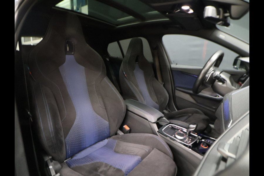 BMW 1-serie M135i xDrive M Sport [SCHUIFKANTELDAK, ADAPTIVE CRUISE CONTROL, APPLE CARPLAY, ANDROID AUTO, HUD, ACHTERUITRIJCAMERA, PDC V+A, STOELVERWARMING, STUURVERWARMING, BMW LED, NIEUWSTAAT]