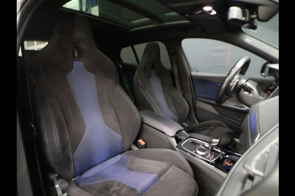 BMW 1-serie M135i xDrive M Sport [SCHUIFKANTELDAK, ADAPTIVE CRUISE CONTROL, APPLE CARPLAY, ANDROID AUTO, HUD, ACHTERUITRIJCAMERA, PDC V+A, STOELVERWARMING, STUURVERWARMING, BMW LED, NIEUWSTAAT]