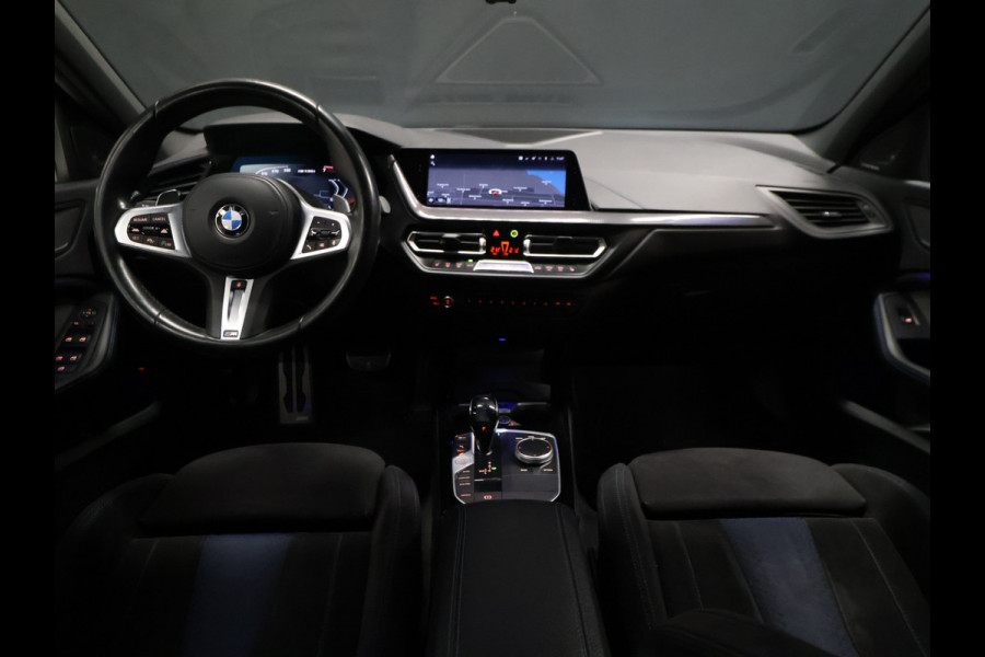 BMW 1-serie M135i xDrive M Sport [SCHUIFKANTELDAK, ADAPTIVE CRUISE CONTROL, APPLE CARPLAY, ANDROID AUTO, HUD, ACHTERUITRIJCAMERA, PDC V+A, STOELVERWARMING, STUURVERWARMING, BMW LED, NIEUWSTAAT]