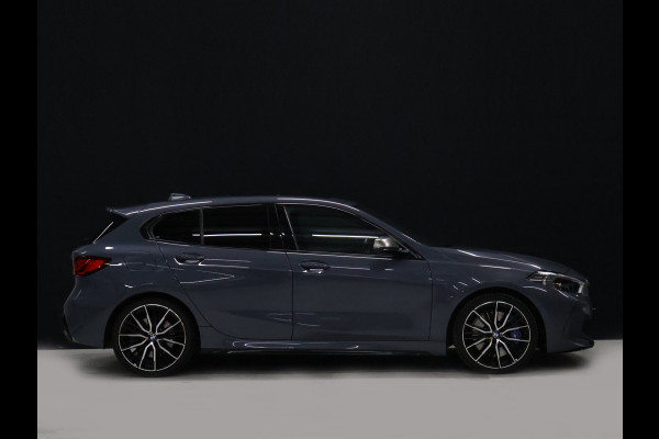 BMW 1-serie M135i xDrive M Sport [SCHUIFKANTELDAK, ADAPTIVE CRUISE CONTROL, APPLE CARPLAY, ANDROID AUTO, HUD, ACHTERUITRIJCAMERA, PDC V+A, STOELVERWARMING, STUURVERWARMING, BMW LED, NIEUWSTAAT]