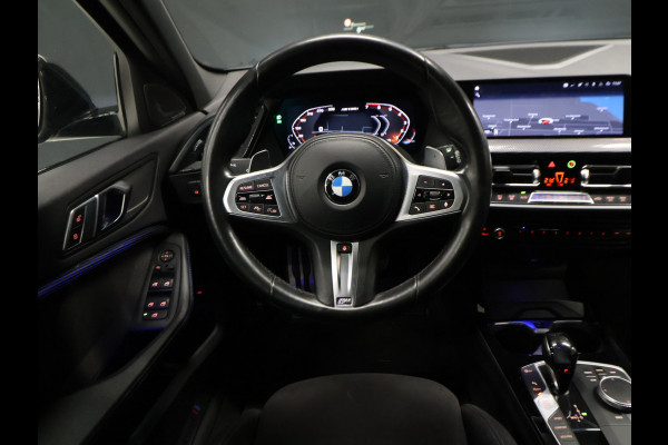 BMW 1-serie M135i xDrive M Sport [SCHUIFKANTELDAK, ADAPTIVE CRUISE CONTROL, APPLE CARPLAY, ANDROID AUTO, HUD, ACHTERUITRIJCAMERA, PDC V+A, STOELVERWARMING, STUURVERWARMING, BMW LED, NIEUWSTAAT]