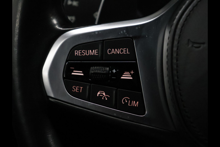 BMW 1-serie M135i xDrive M Sport [SCHUIFKANTELDAK, ADAPTIVE CRUISE CONTROL, APPLE CARPLAY, ANDROID AUTO, HUD, ACHTERUITRIJCAMERA, PDC V+A, STOELVERWARMING, STUURVERWARMING, BMW LED, NIEUWSTAAT]