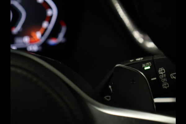 BMW 1-serie M135i xDrive M Sport [SCHUIFKANTELDAK, ADAPTIVE CRUISE CONTROL, APPLE CARPLAY, ANDROID AUTO, HUD, ACHTERUITRIJCAMERA, PDC V+A, STOELVERWARMING, STUURVERWARMING, BMW LED, NIEUWSTAAT]