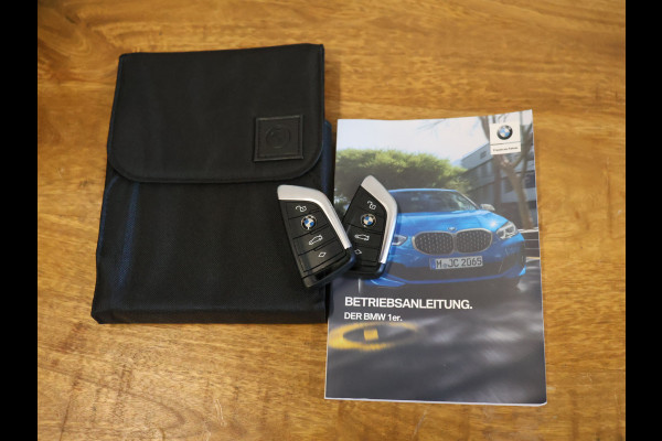 BMW 1-serie M135i xDrive M Sport [SCHUIFKANTELDAK, ADAPTIVE CRUISE CONTROL, APPLE CARPLAY, ANDROID AUTO, HUD, ACHTERUITRIJCAMERA, PDC V+A, STOELVERWARMING, STUURVERWARMING, BMW LED, NIEUWSTAAT]