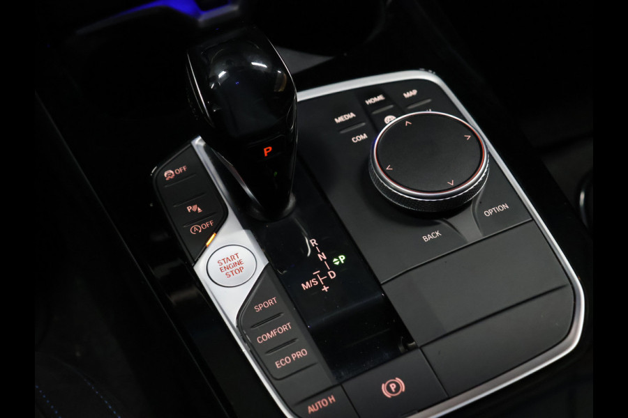 BMW 1-serie M135i xDrive M Sport [SCHUIFKANTELDAK, ADAPTIVE CRUISE CONTROL, APPLE CARPLAY, ANDROID AUTO, HUD, ACHTERUITRIJCAMERA, PDC V+A, STOELVERWARMING, STUURVERWARMING, BMW LED, NIEUWSTAAT]