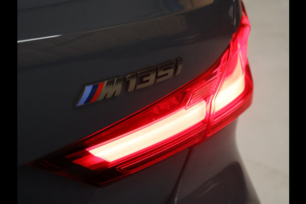 BMW 1-serie M135i xDrive M Sport [SCHUIFKANTELDAK, ADAPTIVE CRUISE CONTROL, APPLE CARPLAY, ANDROID AUTO, HUD, ACHTERUITRIJCAMERA, PDC V+A, STOELVERWARMING, STUURVERWARMING, BMW LED, NIEUWSTAAT]
