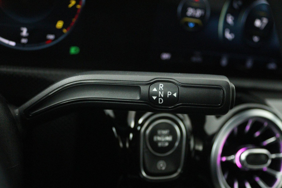 Mercedes-Benz A-Klasse 180 Premium Plus (PANORAMADAK, STOELVERWARMING, SFEERVERLICHTING, CLIMA, CAMERA)