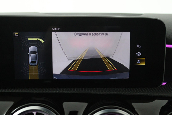 Mercedes-Benz A-Klasse 180 Premium Plus (PANORAMADAK, STOELVERWARMING, SFEERVERLICHTING, CLIMA, CAMERA)