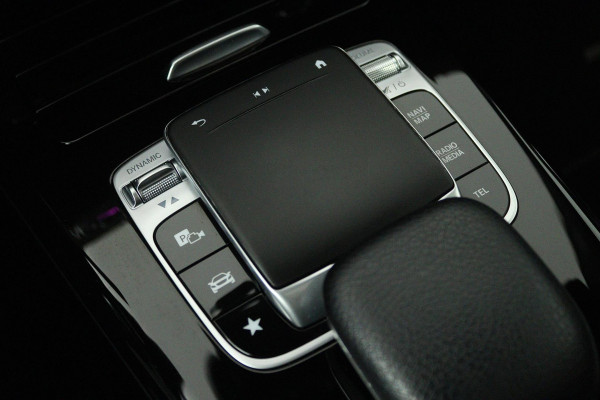 Mercedes-Benz A-Klasse 180 Premium Plus (PANORAMADAK, STOELVERWARMING, SFEERVERLICHTING, CLIMA, CAMERA)