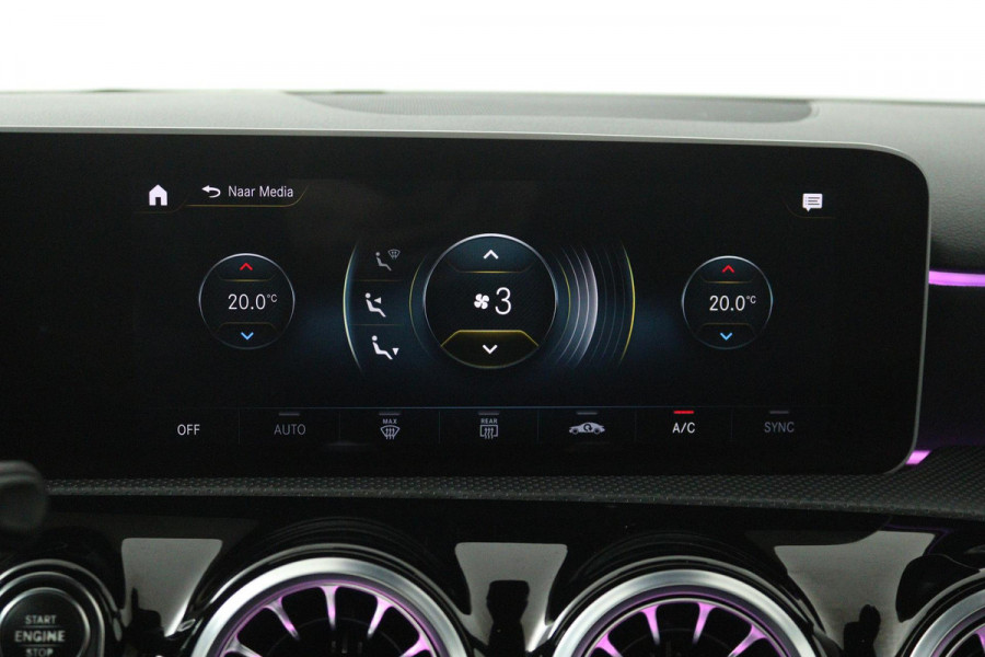 Mercedes-Benz A-Klasse 180 Premium Plus (PANORAMADAK, STOELVERWARMING, SFEERVERLICHTING, CLIMA, CAMERA)