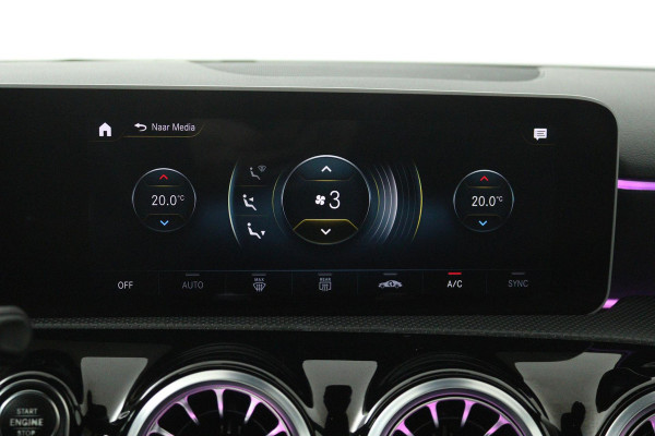 Mercedes-Benz A-Klasse 180 Premium Plus (PANORAMADAK, STOELVERWARMING, SFEERVERLICHTING, CLIMA, CAMERA)