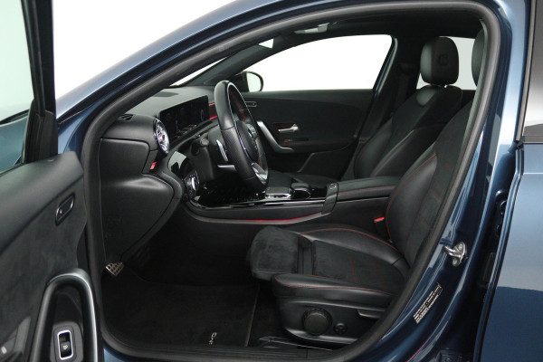 Mercedes-Benz A-Klasse 180 Premium Plus (PANORAMADAK, STOELVERWARMING, SFEERVERLICHTING, CLIMA, CAMERA)