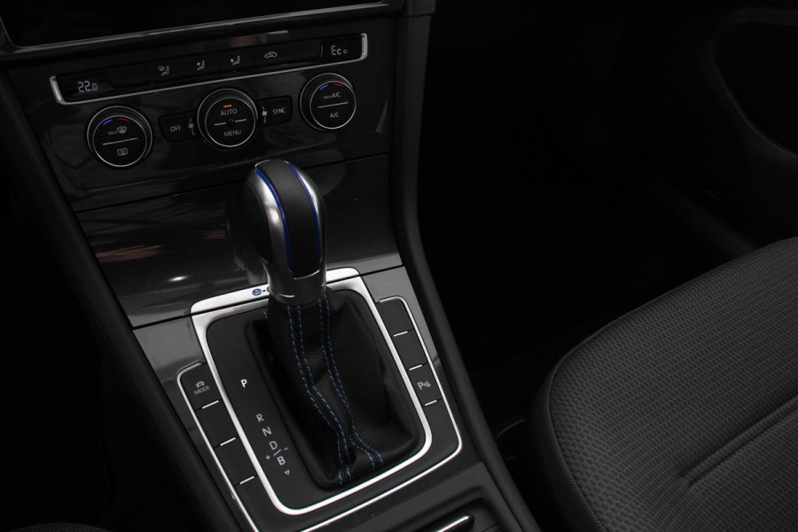 Volkswagen e-Golf | Navigatie | Climate Control | Adaptieve Cruise Control | 17" Velgen |