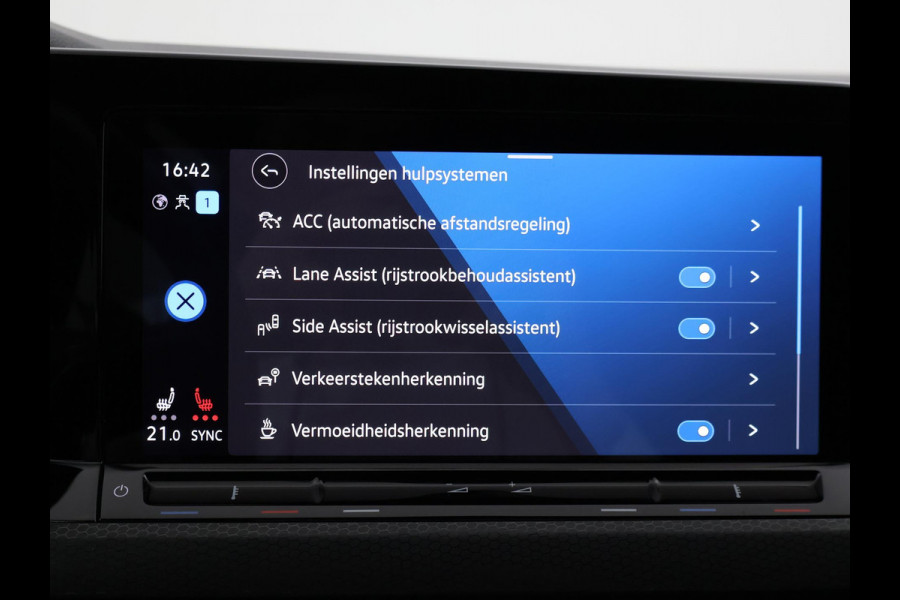 Volkswagen Golf 8 2.0 TSI GTI CLUBSPORT 300 PK MILLTEK | PANORAMA | HARMAN/KARDON | SFEERVERL. | CAMERA