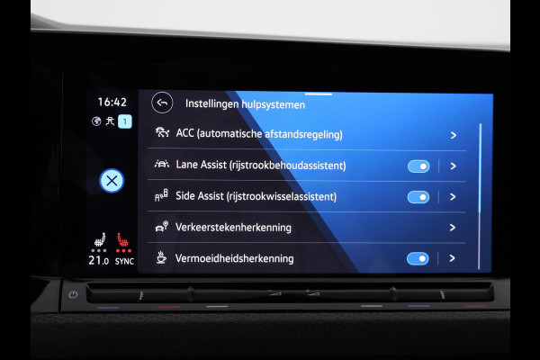 Volkswagen Golf 8 2.0 TSI GTI CLUBSPORT 300 PK MILLTEK | PANORAMA | HARMAN/KARDON | SFEERVERL. | CAMERA