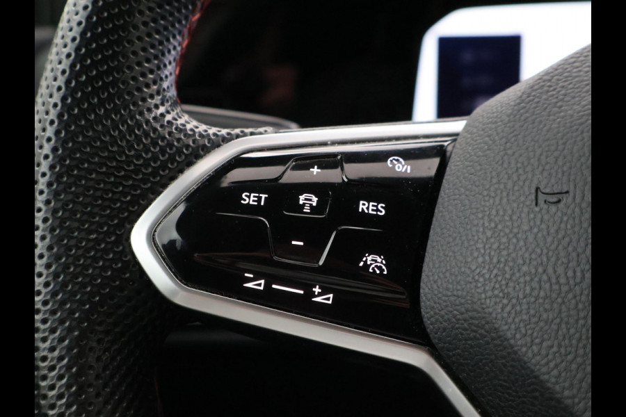 Volkswagen Golf 8 2.0 TSI GTI CLUBSPORT 300 PK MILLTEK | PANORAMA | HARMAN/KARDON | SFEERVERL. | CAMERA