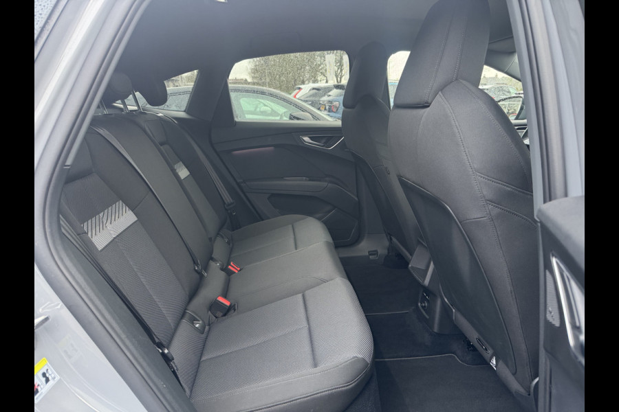 Audi Q4 Sportback e-tron 40 Launch edition Advanced 77 kWh / CarPlay / Matrix LED / Sportstoelen / Virtual Cockpit / Parkeerhulp V+A / Sonos Audio / Intr.voorverwarming / Stoelverwarming / DAB / Cruise Control