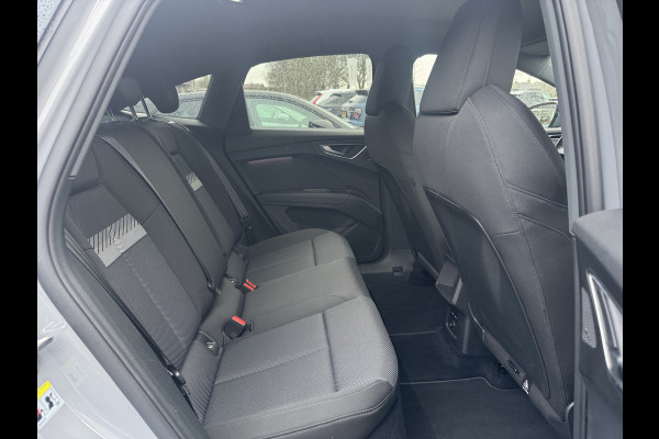 Audi Q4 Sportback e-tron 40 Launch edition Advanced 77 kWh / CarPlay / Matrix LED / Sportstoelen / Virtual Cockpit / Parkeerhulp V+A / Sonos Audio / Intr.voorverwarming / Stoelverwarming / DAB / Cruise Control