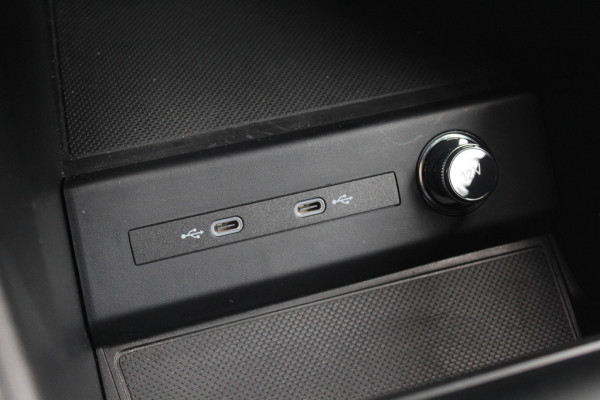 Audi Q4 Sportback e-tron 40 Launch edition Advanced 77 kWh / CarPlay / Matrix LED / Sportstoelen / Virtual Cockpit / Parkeerhulp V+A / Sonos Audio / Intr.voorverwarming / Stoelverwarming / DAB / Cruise Control