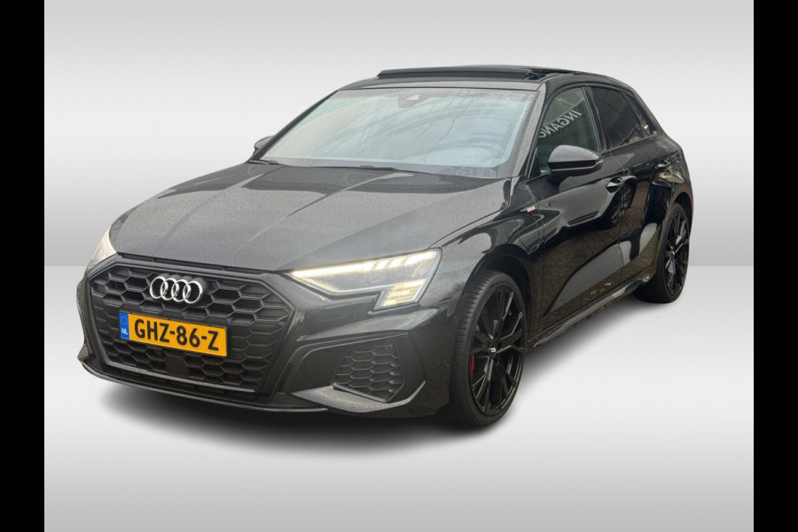 Audi A3 Sportback 45 TFSI e S edition Competition / Trekhaak / Panoramadak / CarPlay / Matrix LED / Keyless / Parkeerhulp V+A / 18'' / Half leder / Navigatie / DAB / Dodehoek / Stoelverwarming / ACC