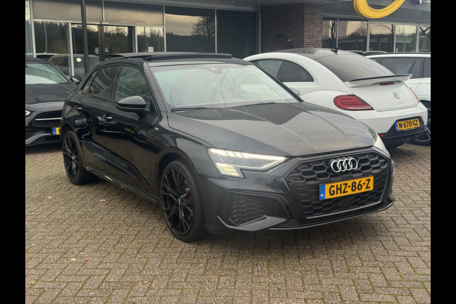 Audi A3 Sportback 45 TFSI e S edition Competition / Trekhaak / Panoramadak / CarPlay / Matrix LED / Keyless / Parkeerhulp V+A / 18'' / Half leder / Navigatie / DAB / Dodehoek / Stoelverwarming / ACC