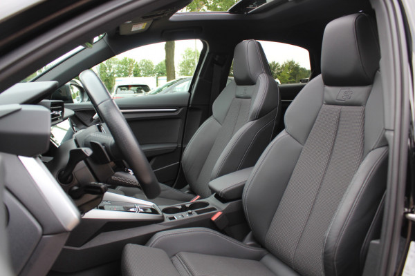 Audi A3 Sportback 45 TFSI e S edition Competition / Trekhaak / Panoramadak / CarPlay / Matrix LED / Keyless / Parkeerhulp V+A / 18'' / Half leder / Navigatie / DAB / Dodehoek / Stoelverwarming / ACC