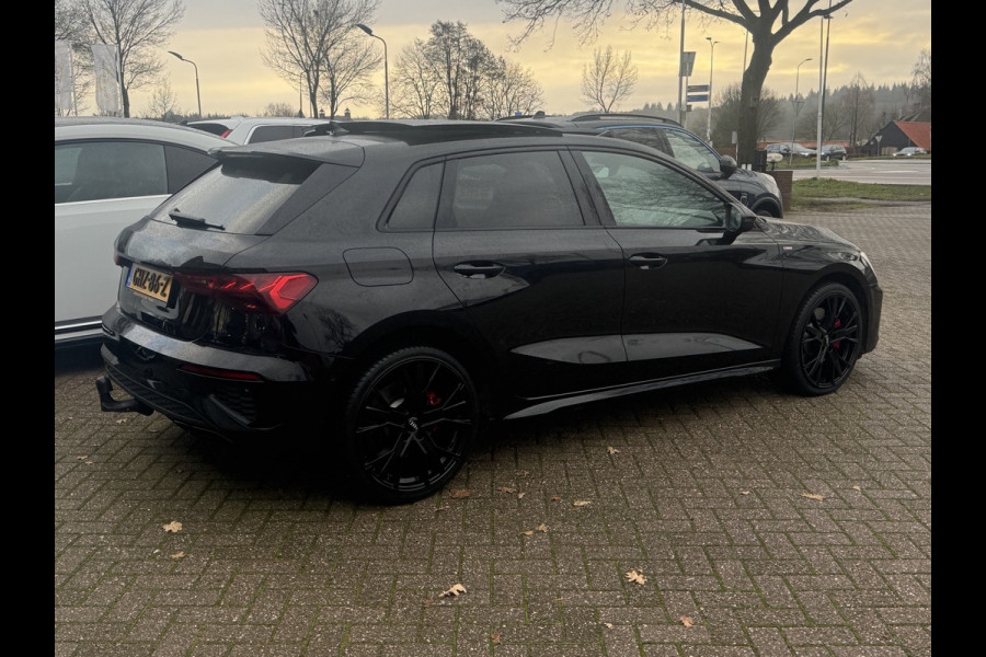 Audi A3 Sportback 45 TFSI e S edition Competition / Trekhaak / Panoramadak / CarPlay / Matrix LED / Keyless / Parkeerhulp V+A / 18'' / Half leder / Navigatie / DAB / Dodehoek / Stoelverwarming / ACC