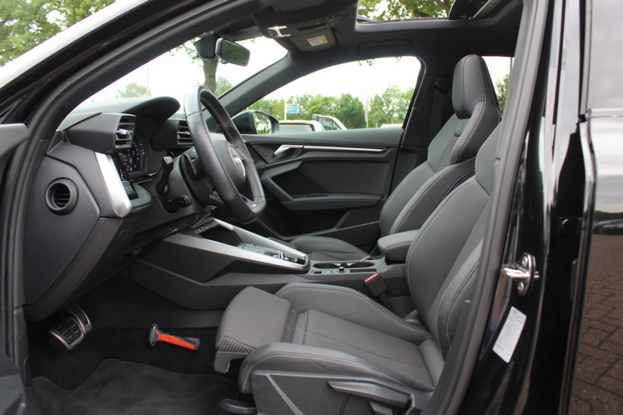 Audi A3 Sportback 45 TFSI e S edition Competition / Trekhaak / Panoramadak / CarPlay / Matrix LED / Keyless / Parkeerhulp V+A / 18'' / Half leder / Navigatie / DAB / Dodehoek / Stoelverwarming / ACC