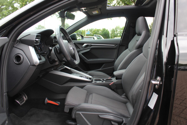 Audi A3 Sportback 45 TFSI e S edition Competition / Trekhaak / Panoramadak / CarPlay / Matrix LED / Keyless / Parkeerhulp V+A / 18'' / Half leder / Navigatie / DAB / Dodehoek / Stoelverwarming / ACC