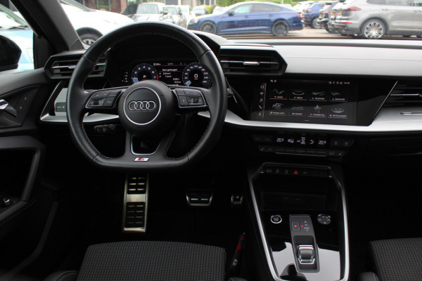 Audi A3 Sportback 45 TFSI e S edition Competition / Trekhaak / Panoramadak / CarPlay / Matrix LED / Keyless / Parkeerhulp V+A / 18'' / Half leder / Navigatie / DAB / Dodehoek / Stoelverwarming / ACC
