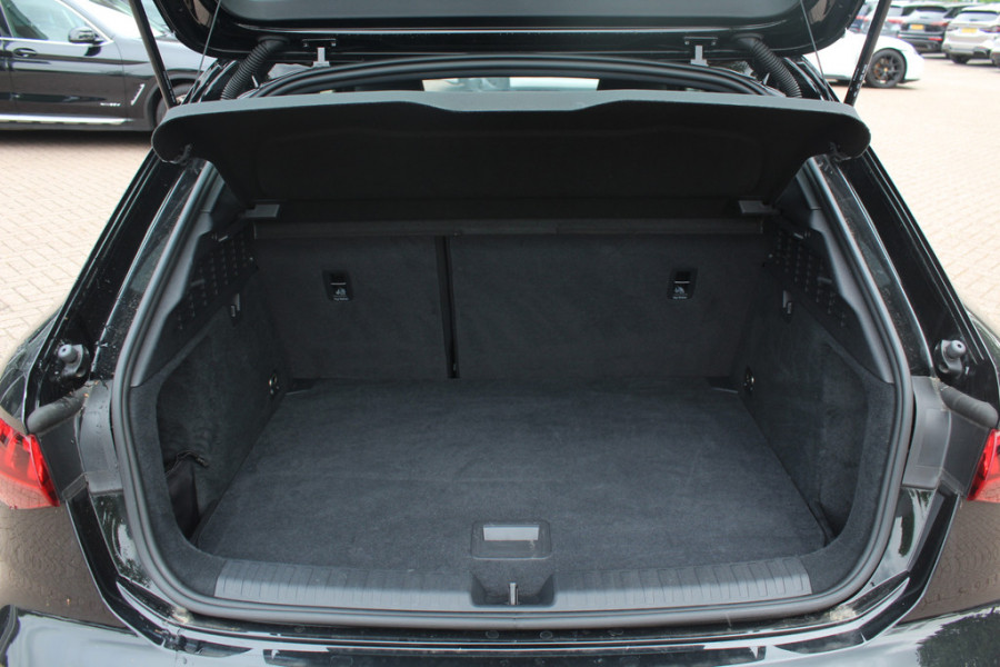 Audi A3 Sportback 45 TFSI e S edition Competition / Trekhaak / Panoramadak / CarPlay / Matrix LED / Keyless / Parkeerhulp V+A / 18'' / Half leder / Navigatie / DAB / Dodehoek / Stoelverwarming / ACC