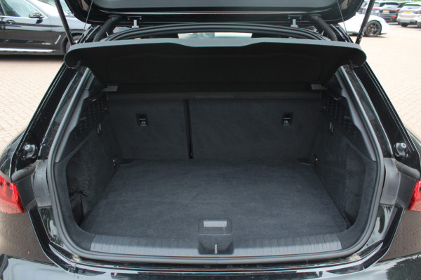 Audi A3 Sportback 45 TFSI e S edition Competition / Trekhaak / Panoramadak / CarPlay / Matrix LED / Keyless / Parkeerhulp V+A / 18'' / Half leder / Navigatie / DAB / Dodehoek / Stoelverwarming / ACC