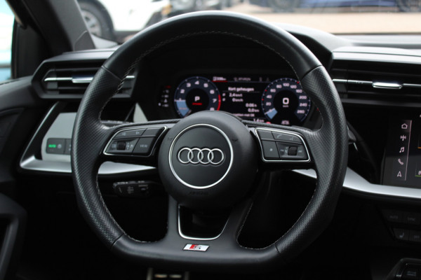 Audi A3 Sportback 45 TFSI e S edition Competition / Trekhaak / Panoramadak / CarPlay / Matrix LED / Keyless / Parkeerhulp V+A / 18'' / Half leder / Navigatie / DAB / Dodehoek / Stoelverwarming / ACC
