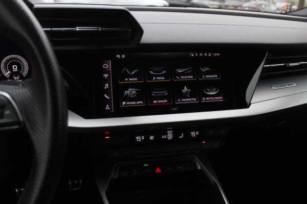 Audi A3 Sportback 45 TFSI e S edition Competition / Trekhaak / Panoramadak / CarPlay / Matrix LED / Keyless / Parkeerhulp V+A / 18'' / Half leder / Navigatie / DAB / Dodehoek / Stoelverwarming / ACC