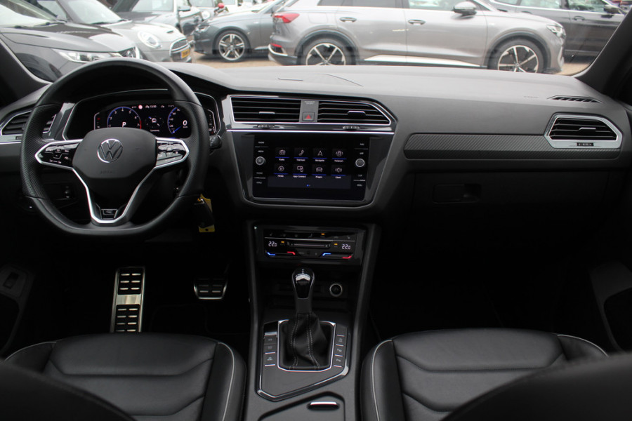 Volkswagen Tiguan 1.5 TSI R-Line Business+ / Trekhaak / Panoramadak / Camera / Leder / 20'' / CarPlay / Virtual Cockpit / Matrix LED / Stoel+Stuurverwarming / Dodehoek / DAB / ACC