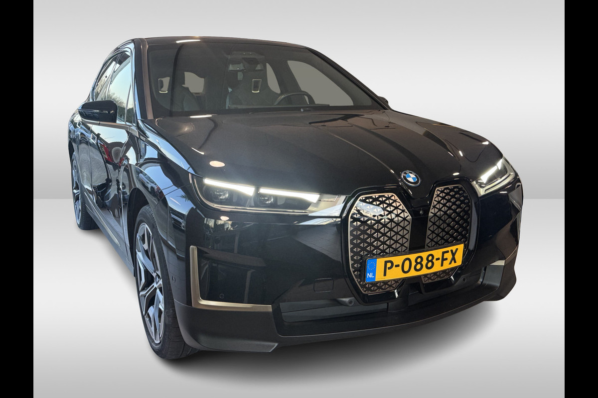 BMW iX xDrive50 High Executive 112 kWh / SOH 97,2% / Trekhaak / Panoramadak / Camera / Leder / 22'' / Luchtvering / Softclose / Harman Kardon / Apple CarPlay / Stoelverwarming / DAB / Dodehoek / ACC