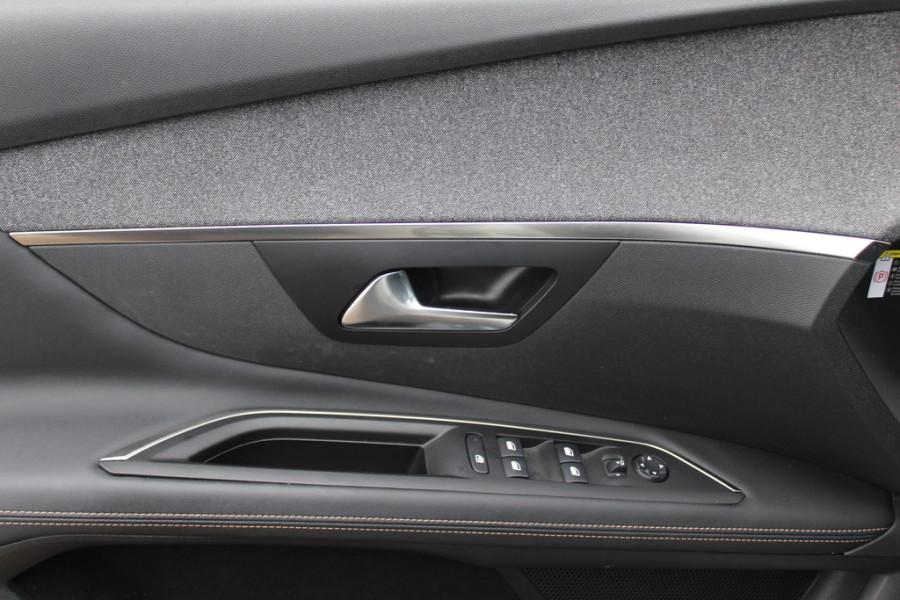 Peugeot 5008 1.6 e-THP GT-Line 7p. / Camera / Half leder / 18'' / Virtual Cockpit / Dodehoek / LED Koplampen / Navigatie / Stoelverwarming / DAB / Cruise Control