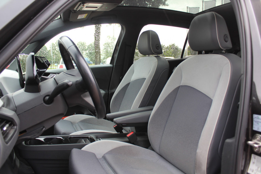 Volkswagen ID.3 First Max 58 kWh 60.871 km! / Full option! / Trekhaak / Panoramadak / Camera / Head-up / Keyless / 20'' / ACC / Dodehoek / Elektr. stoelen / Massage / Navigatie / Stuurverwarming