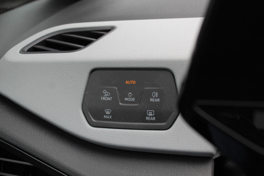 Volkswagen ID.3 First Max 58 kWh 60.871 km! / Full option! / Trekhaak / Panoramadak / Camera / Head-up / Keyless / 20'' / ACC / Dodehoek / Elektr. stoelen / Massage / Navigatie / Stuurverwarming