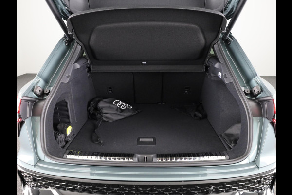 Audi Q3 S edition e-hybrid 200 kW / 272 PK | Techniekpakket plus | Ambiente lichtpakket pro | Privacy glas | Panoramadak| Dodehoek detectie | Leder |