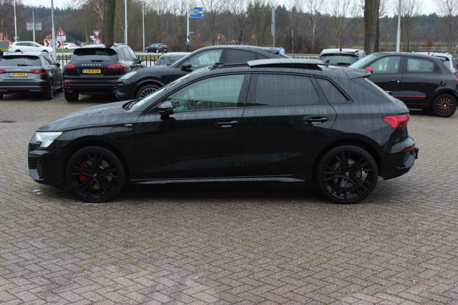 Audi A3 Sportback 45 TFSI e S edition Competition / Trekhaak / Panoramadak / CarPlay / Matrix LED / Keyless / Parkeerhulp V+A / 18'' / Half leder / Navigatie / DAB / Dodehoek / Stoelverwarming / ACC